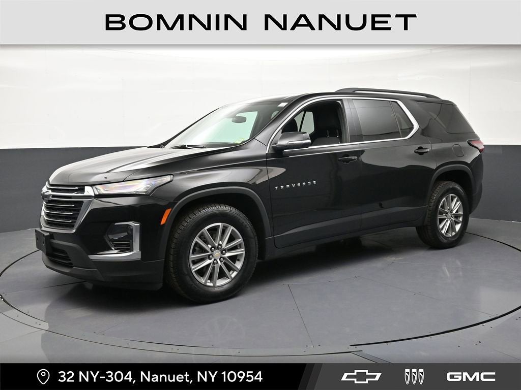 2023 Chevrolet Traverse LT Cloth in Mosaic Black Metallic — front three-quarter view