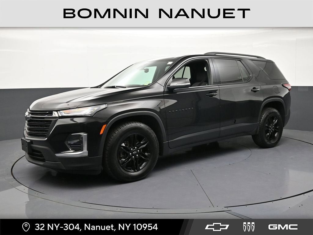 2023 Chevrolet Traverse LT Cloth in Mosaic Black Metallic — front three-quarter view